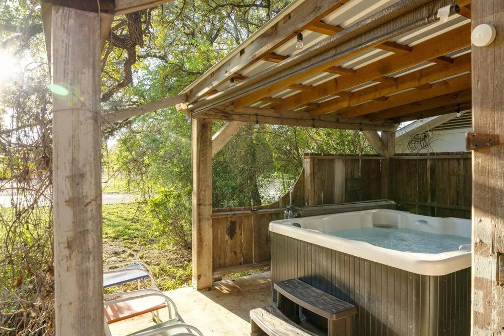 Pet Friendly! Hot Tub, 2Mins From Main, Fire Pit Villa Fredericksburg Exterior photo