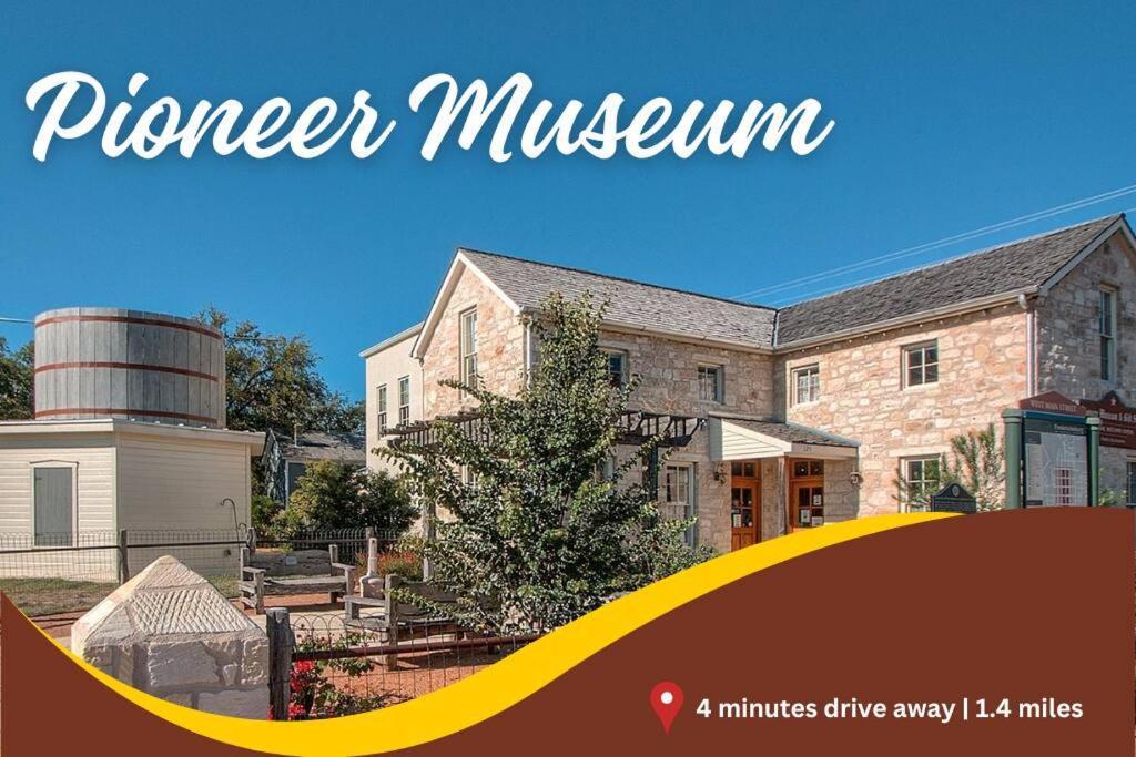 Pet Friendly! Hot Tub, 2Mins From Main, Fire Pit Villa Fredericksburg Exterior photo